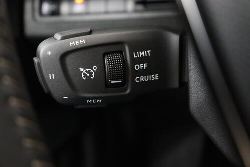 PEUGEOT 3008 ALLURE 1.2 PURETECH EAT8 + A/T + GPS + CARPLAY + HALF/LEDER + CAMERA + PDC + CRUISE + ALU 18