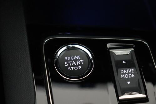 PEUGEOT 3008 ALLURE 1.2 PURETECH  EAT8 + A/T + GPS + HALF/LEDER + CAMERA + PDC + CRUISE + ALU 