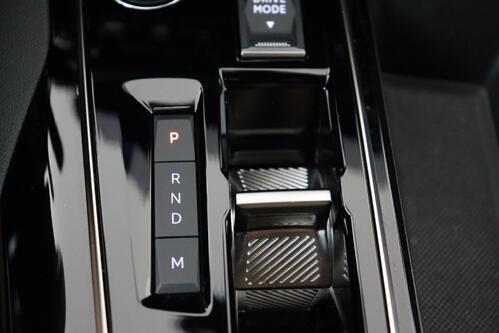 PEUGEOT 3008 ALLURE 1.2 PURETECH  EAT8 + A/T + GPS + HALF/LEDER + CAMERA + PDC + CRUISE + ALU 