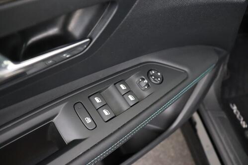 PEUGEOT 3008 ALLURE 1.2 PURETECH  EAT8 + A/T + GPS + HALF/LEDER + CAMERA + PDC + CRUISE + ALU 