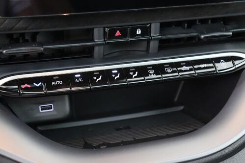 ABARTH 500e Turismo 42 kWh + Pack Scorpion Tech + A/T + GPS + LEDER/ALCANTARA + PDC + CRUISE + ALU