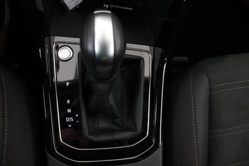 VOLKSWAGEN Touran 1.5 TSI DSG + 7PL. + CARPLAY + GPS + PDC + CRUISE (ACC) + STOF/ALCANTARA  + ALU