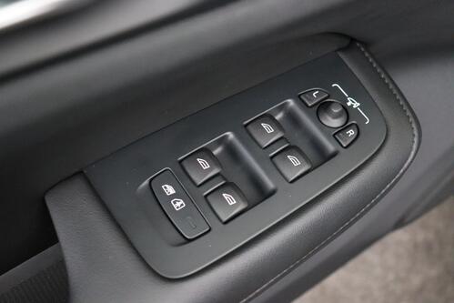 VOLVO S60 R-DESIGN 2.0  MHEV GEARTRONIC  + GPS + LEDER + CARPLAY + CAMERA + PDC + CRUISE + ALU 17