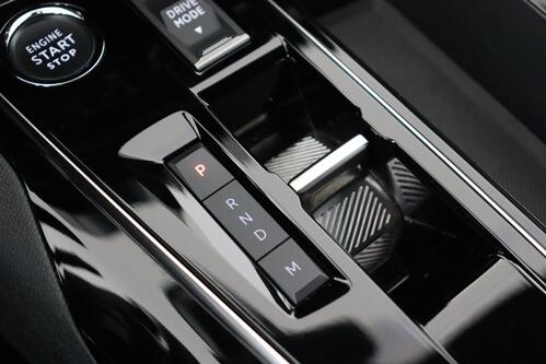 PEUGEOT 3008 1.2 PURETECH 131 PK EAT8 + A/T + GPS + CARPLAY + CAMERA + HALF/LEDER + PDC + CRUISE + ALU 18