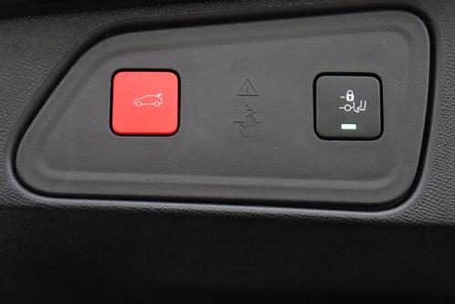 PEUGEOT 3008 1.2 PURETECH 131 PK EAT8 + A/T + GPS + CARPLAY + CAMERA + HALF/LEDER + PDC + CRUISE + ALU 18