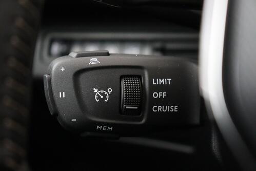 PEUGEOT 3008 1.2 PURETECH 131 PK EAT8 + A/T + GPS + CARPLAY + CAMERA + HALF/LEDER + PDC + CRUISE + ALU 18