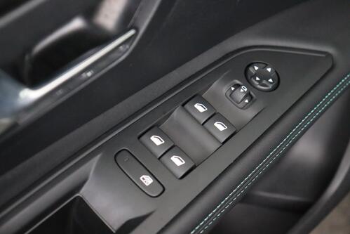 PEUGEOT 3008 1.2 PURETECH 131 PK EAT8 + A/T + GPS + CARPLAY + CAMERA + HALF/LEDER + PDC + CRUISE + ALU 18