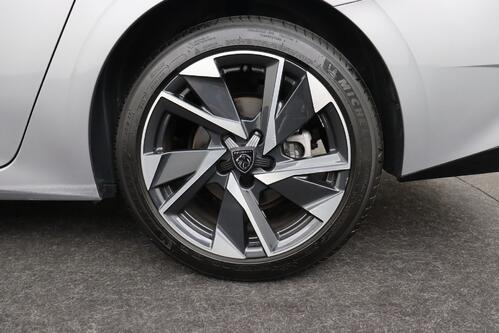 PEUGEOT 308  SW ALLURE 1.2 PURETECH EAT8 + A/T + GPS + CARPLAY + CAMERA + HALF/LEDER + PDC + CRUISE(ACC) + ALU 17