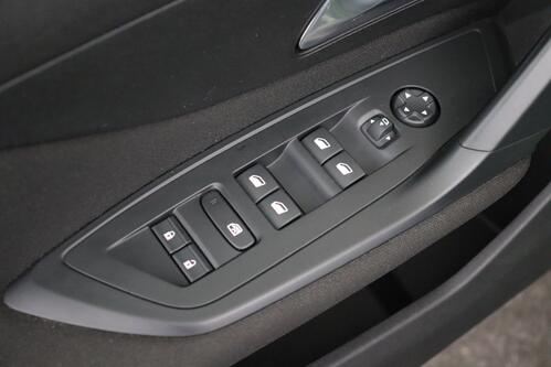 PEUGEOT 308 ACTIVE PACK 1.2 PURETECH EAT8 + A/T + GPS + CARPLAY + PDC + CRUISE(ACC) + ALU