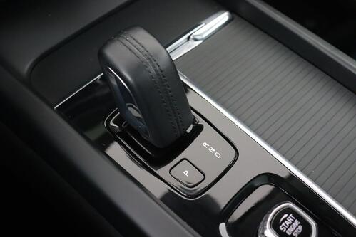 VOLVO XC60 2.0 D4 GEARTRONIC  + GPS + CAMERA + LEDER + PDC + CRUISE (ACC) + PANO + ALU 18