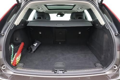 VOLVO XC60 2.0 D4 GEARTRONIC  + GPS + CAMERA + LEDER + PDC + CRUISE (ACC) + PANO + ALU 18