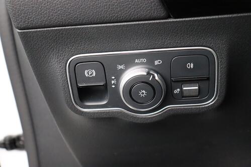 MERCEDES-BENZ GLA 250 e BUSINESS SOLUTION iA 8G-DCT + GPS + CAMERA + HALF/LEDER + PDC + CRUISE + ALU 