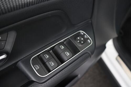 MERCEDES-BENZ GLA 250 e BUSINESS SOLUTION iA 8G-DCT + GPS + CAMERA + HALF/LEDER + PDC + CRUISE + ALU 