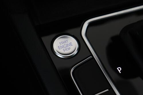 VOLKSWAGEN Passat Variant 2.0 TDI  DSG + GPS + CARPLAY + CAMERA + PDC + CRUISE + ALU 