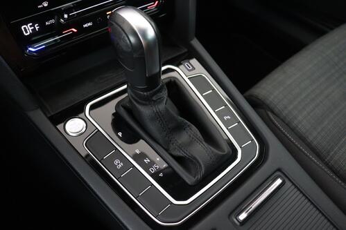 VOLKSWAGEN Passat Variant 2.0 TDI  DSG + GPS + CARPLAY + CAMERA + PDC + CRUISE + ALU 
