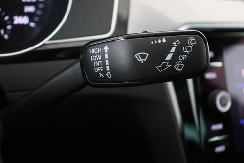 VOLKSWAGEN Passat Variant 2.0 TDI  DSG + GPS + CARPLAY + CAMERA + PDC + CRUISE + ALU 
