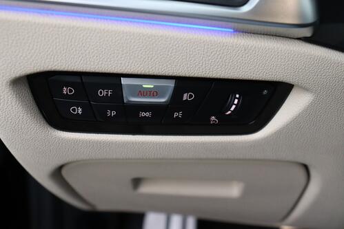 BMW 330 xDRIVE iA M-SPORT + GPS + CAMERA + PDC + CRUISE + SCHUIFDAK + LEDER + ALU