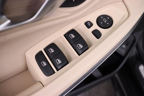 BMW 330 xDRIVE iA M-SPORT + GPS + CAMERA + PDC + CRUISE + SCHUIFDAK + LEDER + ALU