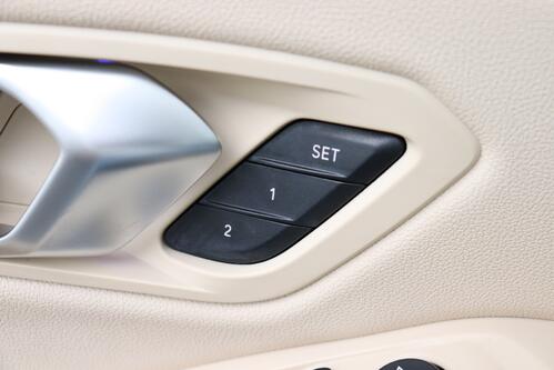 BMW 330 xDRIVE iA M-SPORT + GPS + CAMERA + PDC + CRUISE + SCHUIFDAK + LEDER + ALU