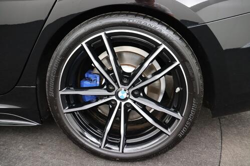 BMW 330 xDRIVE iA M-SPORT + GPS + CAMERA + PDC + CRUISE + SCHUIFDAK + LEDER + ALU