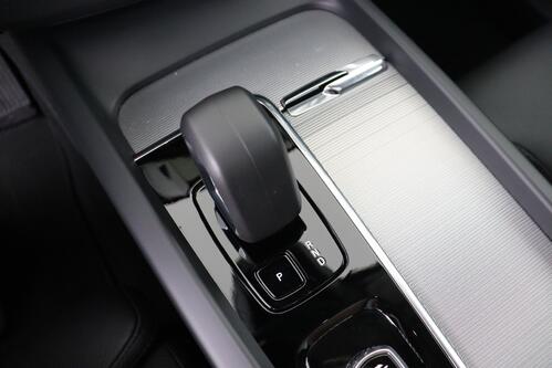 VOLVO XC60 PLUS DARK 2.0T8 RECHARGE GEARTRONIC PHEV + CARPLAY + GPS + CAMERA + PDC + CRUISE (ACC) + PANO + LEDER + ALU 20