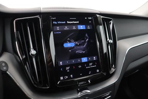 VOLVO XC60 PLUS DARK 2.0T8 RECHARGE GEARTRONIC PHEV + CARPLAY + GPS + CAMERA + PDC + CRUISE (ACC) + PANO + LEDER + ALU 20