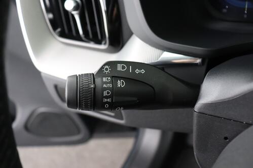 VOLVO XC60 PLUS DARK 2.0T8 RECHARGE GEARTRONIC PHEV + CARPLAY + GPS + CAMERA + PDC + CRUISE (ACC) + PANO + LEDER + ALU 20