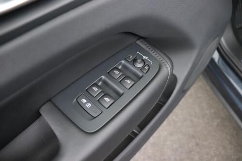 VOLVO XC60 PLUS DARK 2.0T8 RECHARGE GEARTRONIC PHEV + CARPLAY + GPS + CAMERA + PDC + CRUISE (ACC) + PANO + LEDER + ALU 20