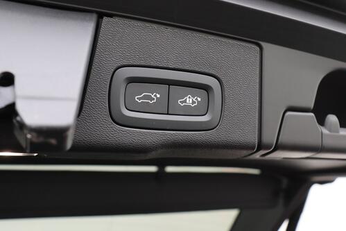 VOLVO XC60 PLUS DARK 2.0T8 RECHARGE GEARTRONIC PHEV + CARPLAY + GPS + CAMERA + PDC + CRUISE (ACC) + PANO + LEDER + ALU 20