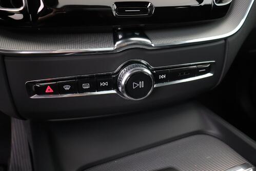 VOLVO XC60 PLUS DARK 2.0T8 RECHARGE GEARTRONIC PHEV + CARPLAY + GPS + CAMERA + PDC + CRUISE (ACC) + PANO + LEDER + ALU 20