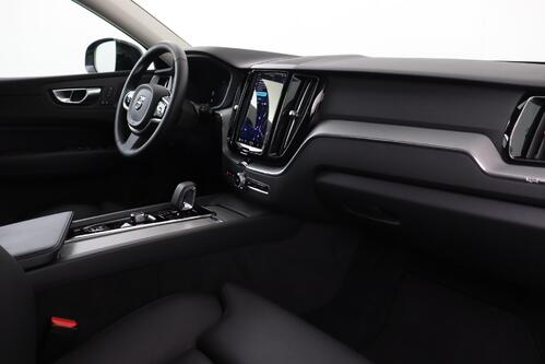 VOLVO XC60 PLUS DARK 2.0T8 RECHARGE GEARTRONIC PHEV + CARPLAY + GPS + CAMERA + PDC + CRUISE (ACC) + PANO + LEDER + ALU 20