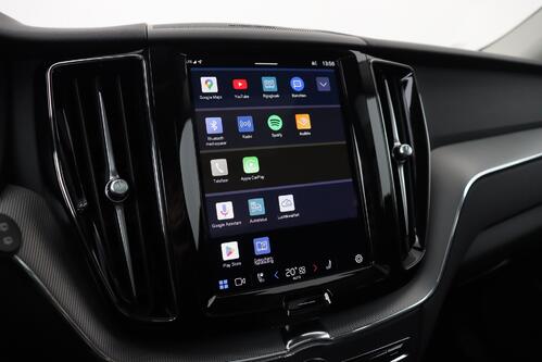 VOLVO XC60 PLUS DARK 2.0T8 RECHARGE GEARTRONIC PHEV + CARPLAY + GPS + CAMERA + PDC + CRUISE (ACC) + PANO + LEDER + ALU 20