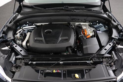 VOLVO XC60 PLUS DARK 2.0T8 RECHARGE GEARTRONIC PHEV + CARPLAY + GPS + CAMERA + PDC + CRUISE (ACC) + PANO + LEDER + ALU 20