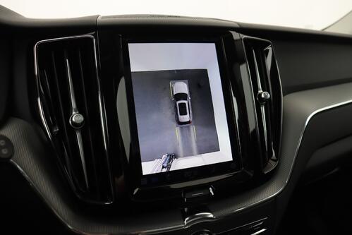 VOLVO XC60 PLUS DARK 2.0T8 RECHARGE GEARTRONIC PHEV + CARPLAY + GPS + CAMERA + PDC + CRUISE (ACC) + PANO + LEDER + ALU 20