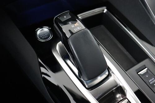 PEUGEOT 3008 GT 1.6 PURETECH HYBRID e-EAT8 + A/T + GPS + CARPLAY + HALF/LEDER + CAMERA + PDC + CRUISE + ALU 18 + TREKHAAK 