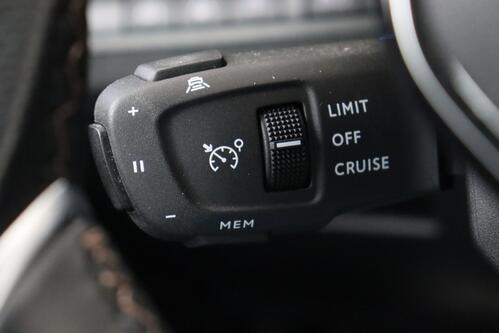 PEUGEOT 3008 GT 1.6 PURETECH HYBRID e-EAT8 + A/T + GPS + CARPLAY + HALF/LEDER + CAMERA + PDC + CRUISE + ALU 18 + TREKHAAK 