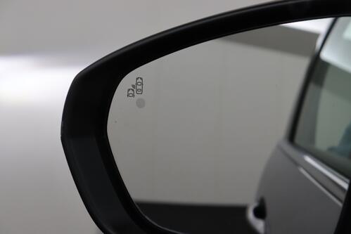 PEUGEOT 3008 GT 1.6 PURETECH HYBRID e-EAT8 + A/T + GPS + CARPLAY + HALF/LEDER + CAMERA + PDC + CRUISE + ALU 18 + TREKHAAK 