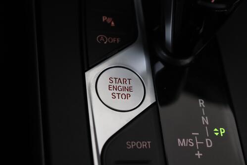 BMW 118  iA ADVANTAGE + CARPLAY + GPS + CAMERA + PDC + CRUISE + ALU 