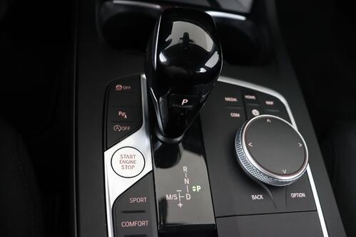 BMW 118  iA ADVANTAGE + CARPLAY + GPS + CAMERA + PDC + CRUISE + ALU 