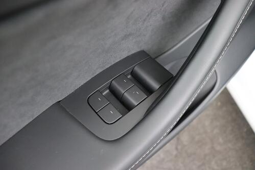 TESLA Model 3 STANDARD PLUS 55 kWh + GPS + LEDER + CAMERA + PDC + CRUISE + ALU 18 + PANO DAK + TREKHAAK 