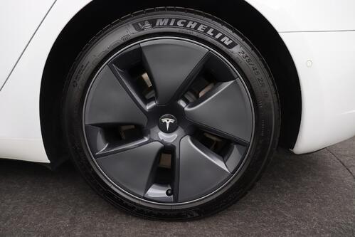 TESLA Model 3 STANDARD PLUS 55 kWh + GPS + LEDER + CAMERA + PDC + CRUISE + ALU 18 + PANO DAK + TREKHAAK 