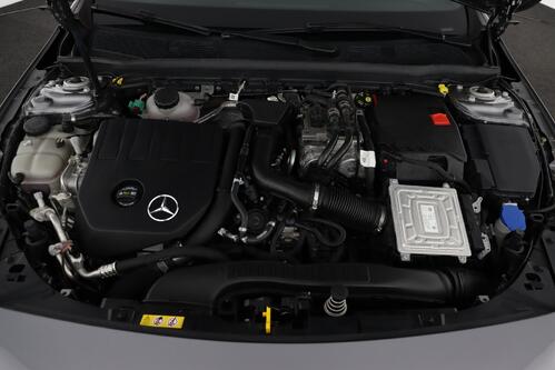 MERCEDES-BENZ A  250 e iA  AMG-LINE + CARPLAY + GPS + CAMERA + PDC + CRUISE (ACC) + PANO + LEDER/ALCANTARA + ALU 
