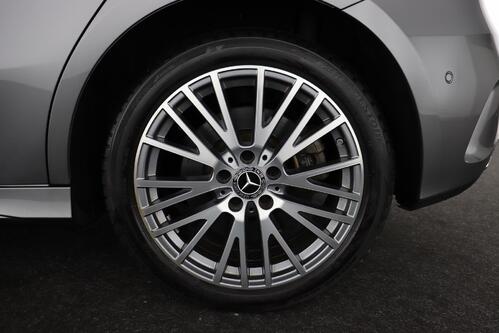 MERCEDES-BENZ A  250 e iA  AMG-LINE + CARPLAY + GPS + CAMERA + PDC + CRUISE (ACC) + PANO + LEDER/ALCANTARA + ALU 