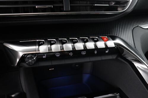 PEUGEOT 3008 1.2 PURETECH EAT8 + CARPLAY + GPS + CAMERA + PDC + CRUISE + ALU 