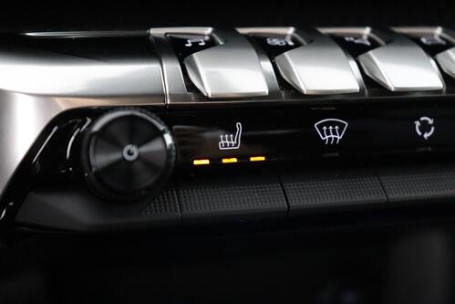 PEUGEOT 3008 1.2 PURETECH EAT8 + CARPLAY + GPS + CAMERA + PDC + CRUISE + ALU 