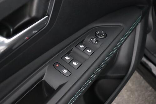 PEUGEOT 3008 1.2 PURETECH EAT8 + CARPLAY + GPS + CAMERA + PDC + CRUISE + ALU 