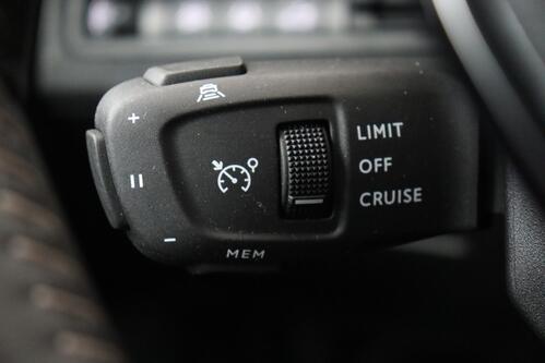 PEUGEOT 3008 1.2 PURETECH EAT8 + CARPLAY + GPS + CAMERA + PDC + CRUISE (ACC) + ALU 