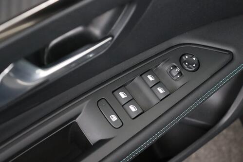 PEUGEOT 3008 1.2 PURETECH EAT8 + CARPLAY + GPS + CAMERA + PDC + CRUISE (ACC) + ALU 