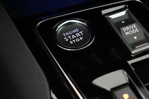 PEUGEOT 3008 1.2 PURETECH EAT8 + CARPLAY + GPS + CAMERA + PDC + CRUISE (ACC) + ALU 