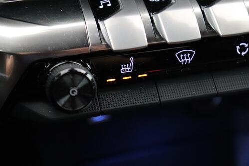 PEUGEOT 3008 1.2 PURETECH EAT8 + CARPLAY + GPS + CAMERA + PDC + CRUISE (ACC) + ALU 